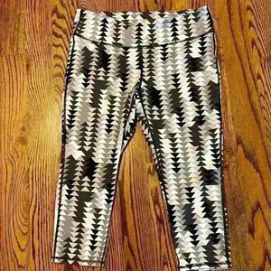 GUC - GAP Fit Workout Leggings - Black and white print - Size Large